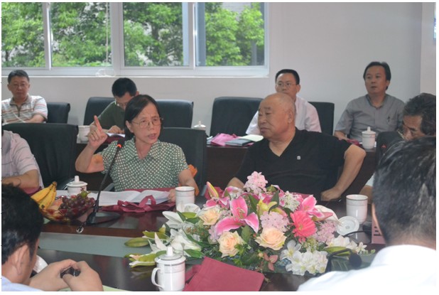 圖為協(xié)會副理事長，原安徽大學(xué)副校長陳慧霞女士在會上發(fā)言